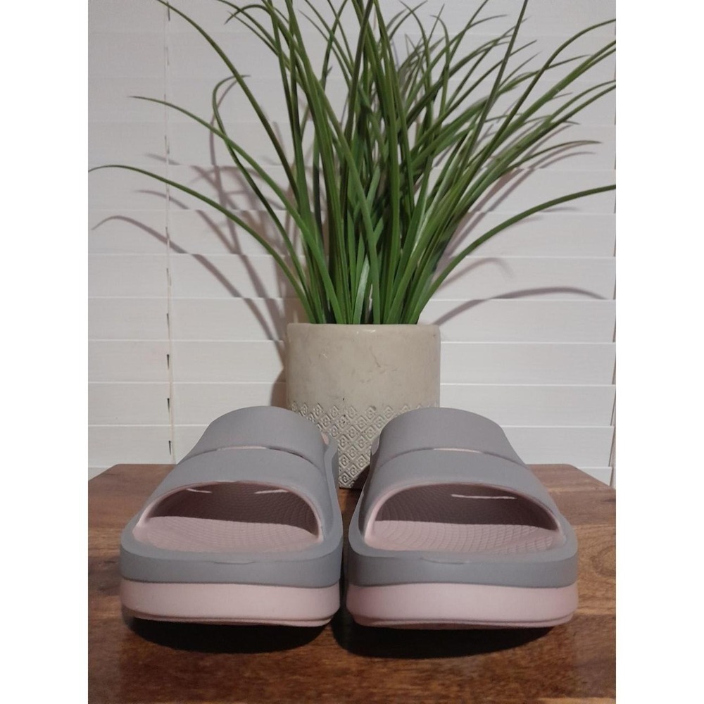 OOFOS Women's Gray and Pink Slide Slippers - Picture 3 of 8